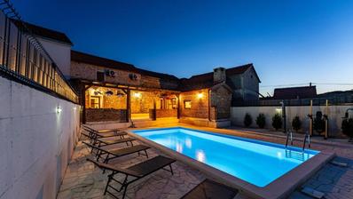 Zadar, Podgradina - Autentisk dalmatisk stenhus med pool, traditionel taverna og havudsigt