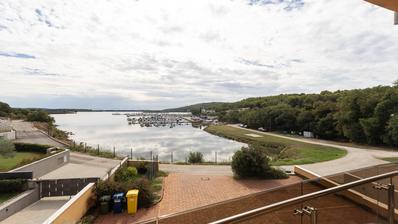Istria, Pomer, apartamento de un dormitorio junto al puerto deportivo con terraza cubierta y una hermosa vista al mar