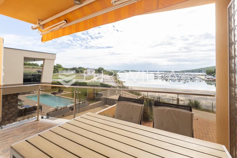 Istria, Pomer, apartamento de un dormitorio junto al puerto deportivo con terraza cubierta y una hermosa vista al mar - 15