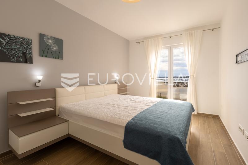 Istria, Pomer, apartamento de un dormitorio junto al puerto deportivo con terraza cubierta y una hermosa vista al mar - 10