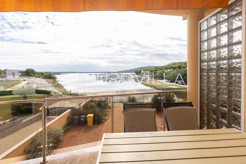 Istria, Pomer, apartamento de un dormitorio junto al puerto deportivo con terraza cubierta y una hermosa vista al mar - 16