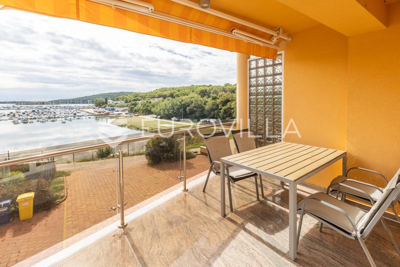 Istria, Pomer, apartamento de un dormitorio junto al puerto deportivo con terraza cubierta y una hermosa vista al mar - 13