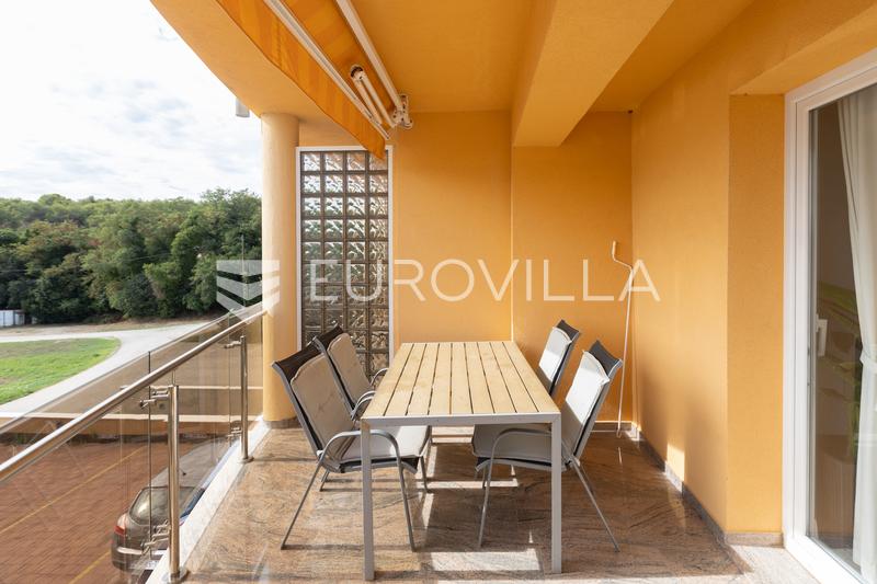 Istria, Pomer, apartamento de un dormitorio junto al puerto deportivo con terraza cubierta y una hermosa vista al mar - 17