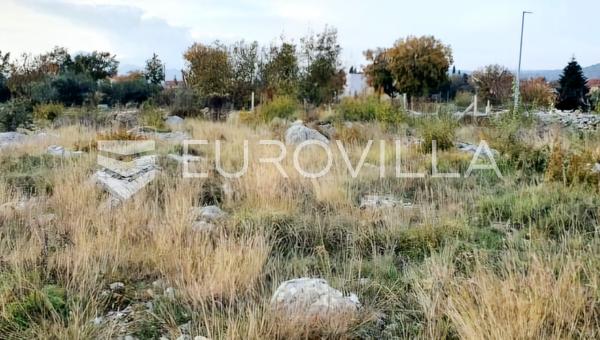 Sestanovac, Zezevica, terreno edificable junto a la carretera principal