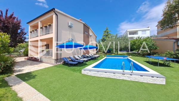Ístria, Fazana, espaçosa casa de 200 m² com piscina, a 600 m do mar