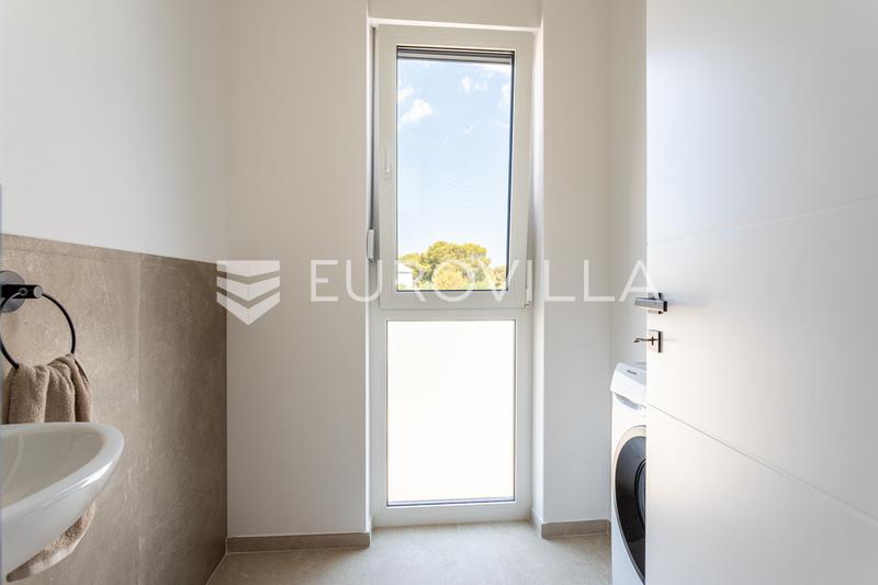 Brodarica, modern villa úszómedencével, 283,62 m² - 20