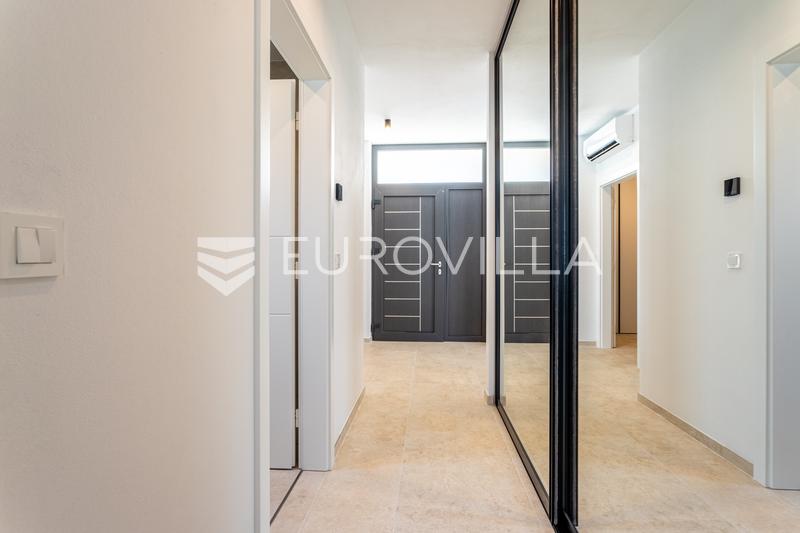 Brodarica, modern villa úszómedencével, 283,62 m² - 16