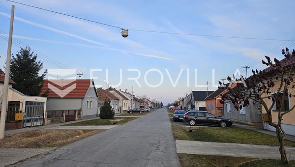 Čepin, Centar, dvojna kuća za rušenje na zemljištu od 2679 m², izlaz na dvije ulice