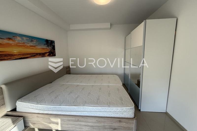 Moderno apartamento de dos dormitorios en Pjescana Uvala, a 100 metros del mar - 21