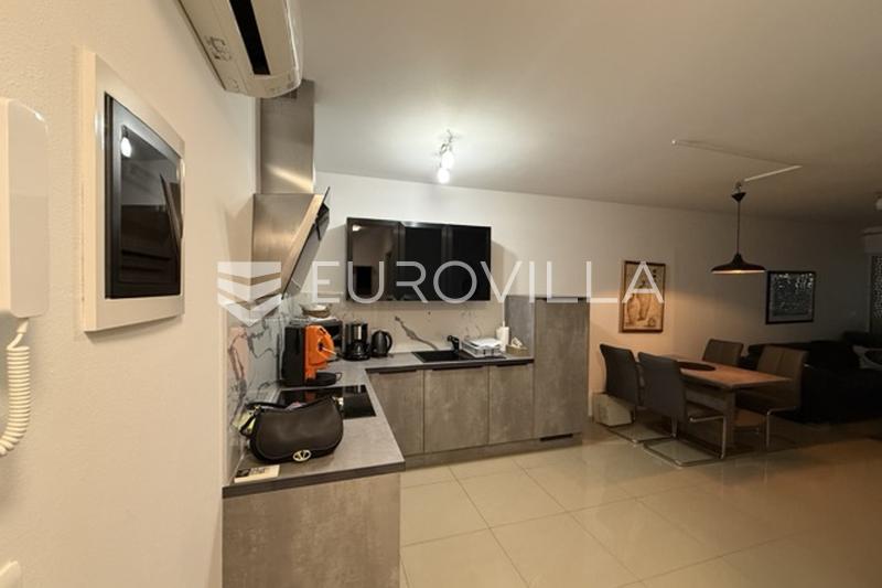 Moderno apartamento de dos dormitorios en Pjescana Uvala, a 100 metros del mar - 23