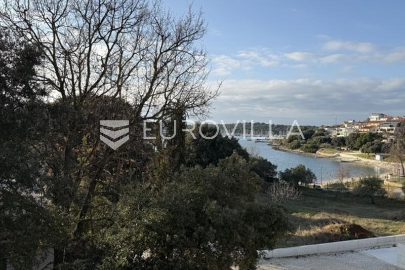 Moderno apartamento de dos dormitorios en Pjescana Uvala, a 100 metros del mar - 16