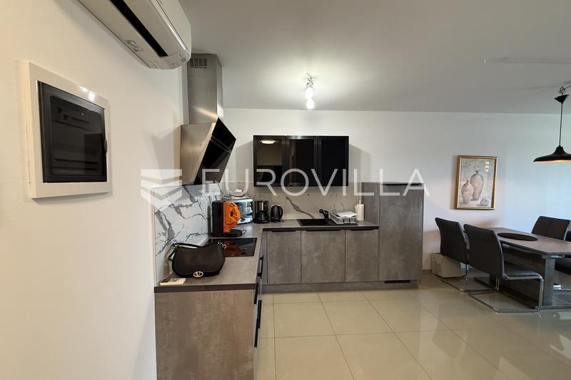 Moderno apartamento de dos dormitorios en Pjescana Uvala, a 100 metros del mar - 35