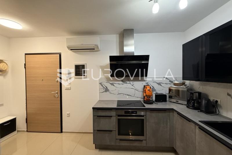 Moderno apartamento de dos dormitorios en Pjescana Uvala, a 100 metros del mar - 30