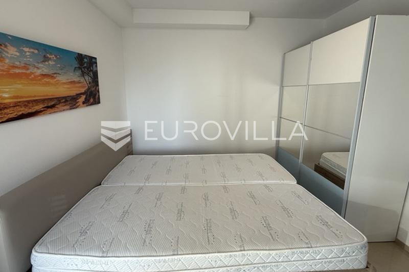 Moderno apartamento de dos dormitorios en Pjescana Uvala, a 100 metros del mar - 13