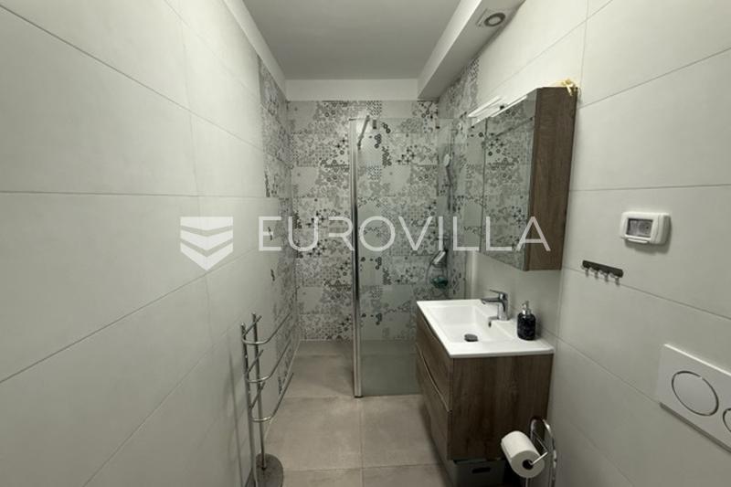 Moderno apartamento de dos dormitorios en Pjescana Uvala, a 100 metros del mar - 24