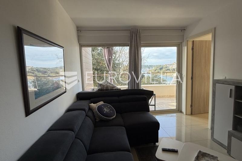 Moderno apartamento de dos dormitorios en Pjescana Uvala, a 100 metros del mar - 11
