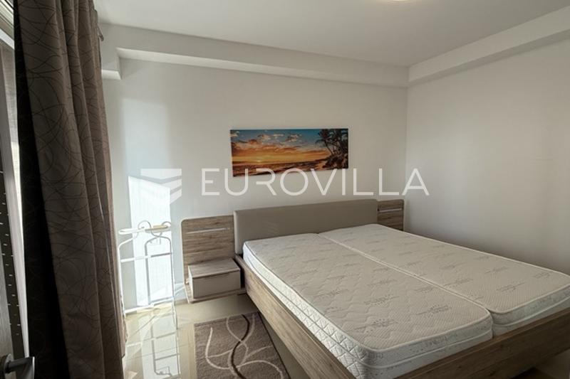 Moderno apartamento de dos dormitorios en Pjescana Uvala, a 100 metros del mar - 12