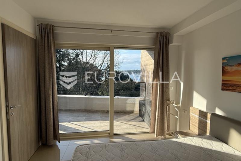 Moderno apartamento de dos dormitorios en Pjescana Uvala, a 100 metros del mar - 14