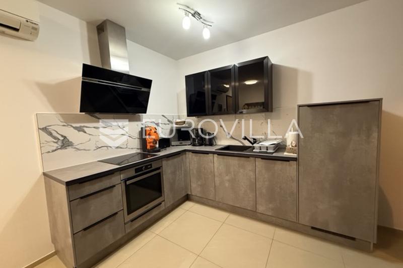 Moderan dvosoban stan u Pješčanoj Uvali, 100m od mora