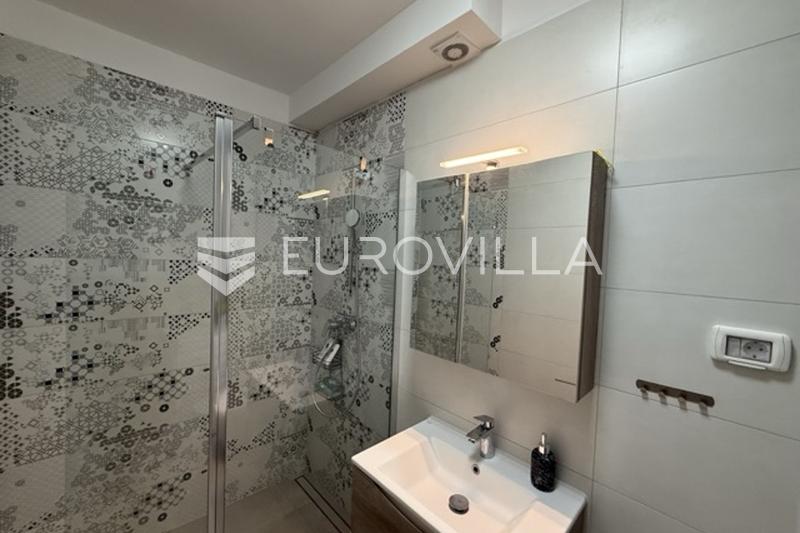Moderno apartamento de dos dormitorios en Pjescana Uvala, a 100 metros del mar - 26