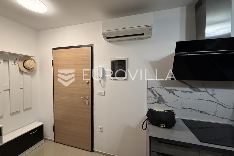 Moderno apartamento de dos dormitorios en Pjescana Uvala, a 100 metros del mar - 34