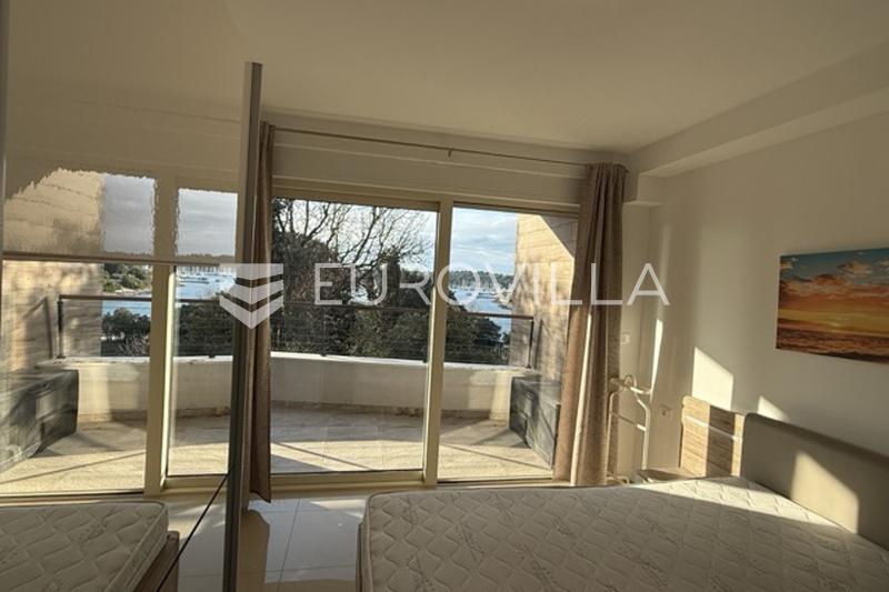 Moderno apartamento de dos dormitorios en Pjescana Uvala, a 100 metros del mar - 1