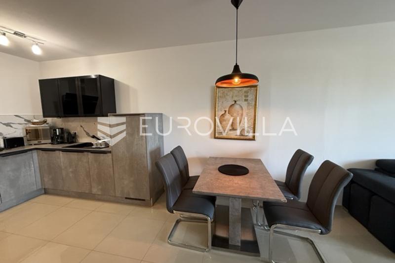 Moderno apartamento de dos dormitorios en Pjescana Uvala, a 100 metros del mar - 10
