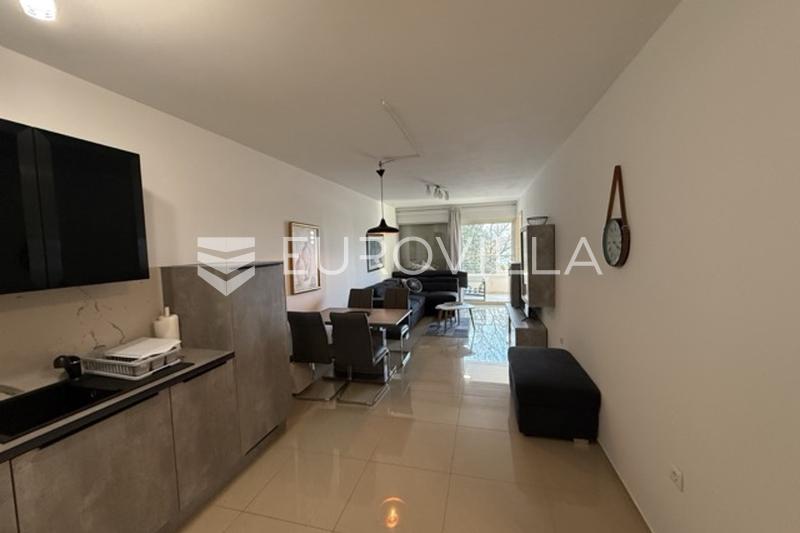 Moderno apartamento de dos dormitorios en Pjescana Uvala, a 100 metros del mar - 9