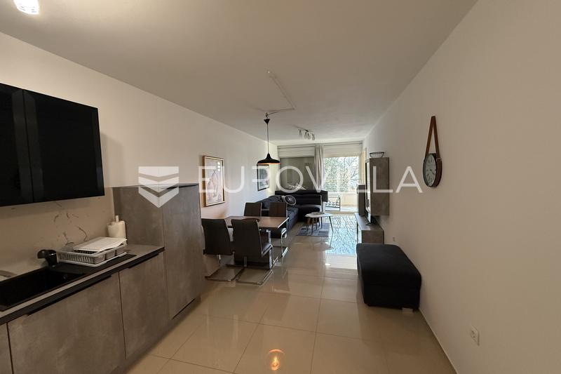Moderno apartamento de dos dormitorios en Pjescana Uvala, a 100 metros del mar - 36
