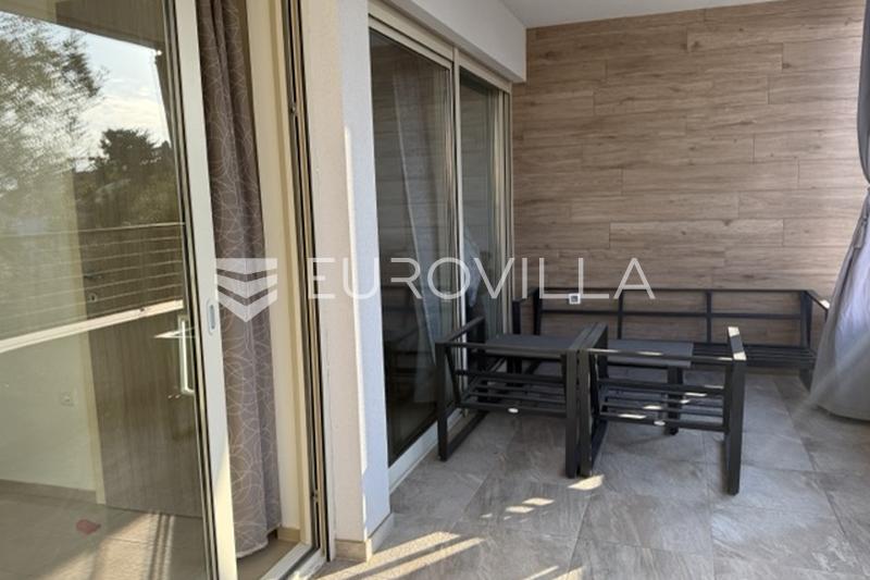 Moderno apartamento de dos dormitorios en Pjescana Uvala, a 100 metros del mar - 18