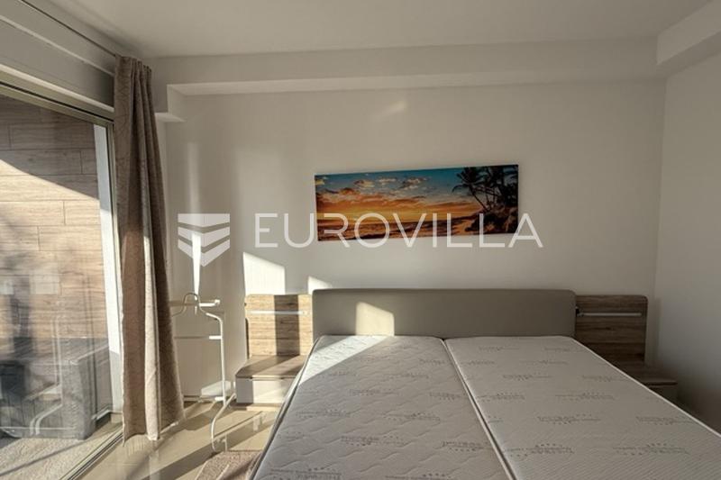 Moderno apartamento de dos dormitorios en Pjescana Uvala, a 100 metros del mar - 15