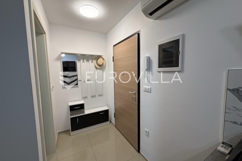 Moderno apartamento de dos dormitorios en Pjescana Uvala, a 100 metros del mar - 28