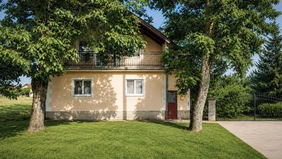 Tovarnik, izuzetna prilika, prostrana kuća s tri stana i okućnicom od 1.949 m²