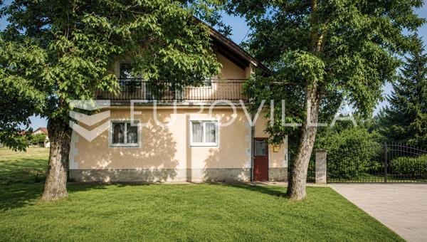 Tovarnik, izuzetna prilika, prostrana kuća s tri stana i okućnicom od 1.949 m²