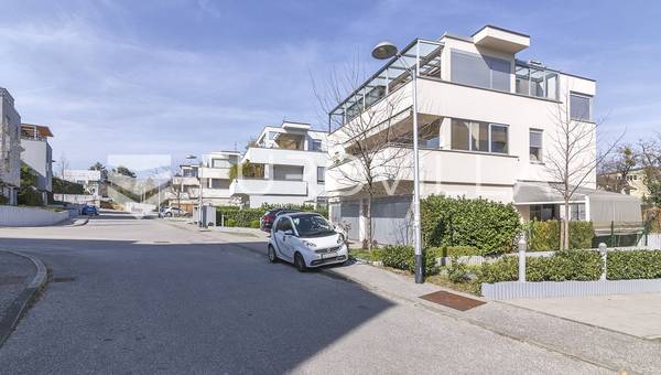 Zagreb, Srebrnjak, smuk treværelses lejlighed med to garager, 102 m²