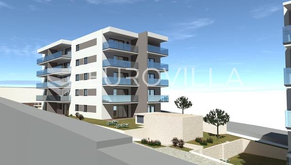 Trogir-Seget apartmanı 66,7 m², 3. kat, garajlı, asansörlü, deniz manzaralı bina