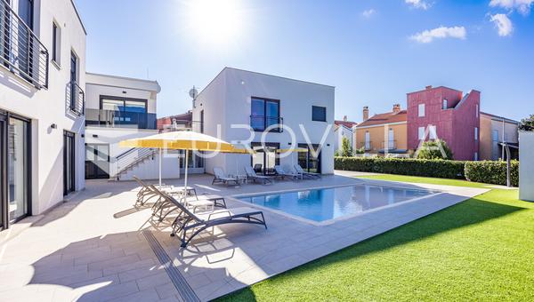 İstirya, Volme, Özel Güvenlikli Bir Tatil Köyünde Üç Lüks Villadan Oluşan Özel Bir Kompleks, Sadece 350 m uzaklıkta