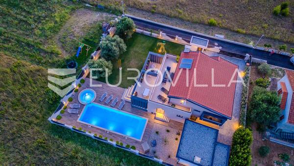 Zadar, Privlaka, casa moderna com piscina e instalação auxiliar.