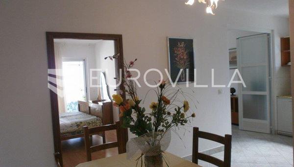 Krk, EN ALQUILER, apartamento de dos dormitorios con amplia terraza y vistas al mar