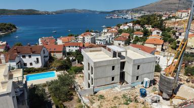 Trogir, Ciovo, appartement de trois chambres avec piscine privée et deux places de parking