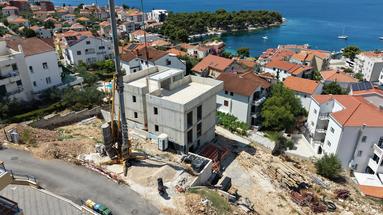 Trogir, Ciovo, apartament z trzema sypialniami, prywatnym basenem i dwoma miejscami parkingowymi