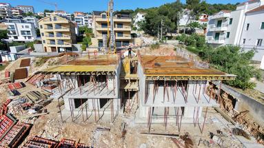 Trogir, Ciovo'da özel havuzlu, üç yatak odalı daire ve iki araçlık otopark