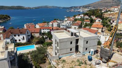 Trogir, Ciovo, treværelses lejlighed med egen pool og to parkeringspladser