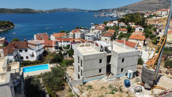 Trogir, Ciovo, appartement de trois chambres avec piscine privée et deux places de parking