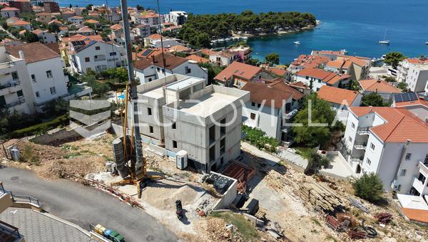 Trogir, Ciovo, appartamento con tre camere da letto, piscina privata e due posti auto