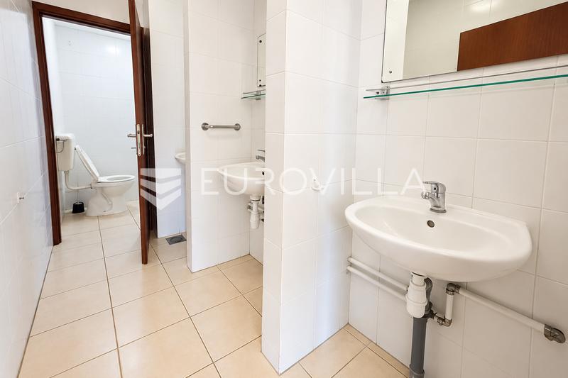 Krk, Mesto Krk, ZA NAJEM, center mesta, poslovni prostor 150 m², vrt - 15