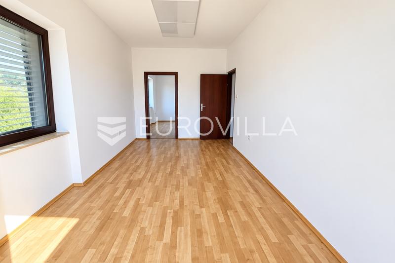 Krk, Mesto Krk, ZA NAJEM, center mesta, poslovni prostor 150 m², vrt - 12