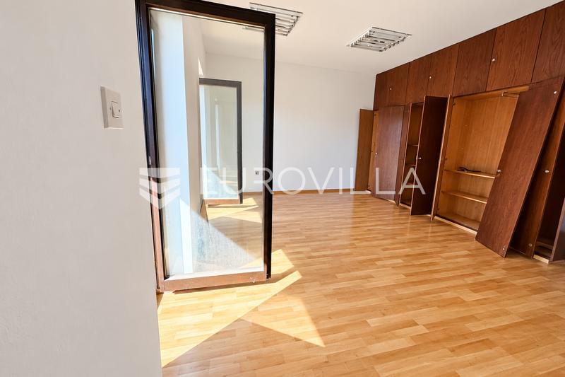 Krk, Mesto Krk, ZA NAJEM, center mesta, poslovni prostor 150 m², vrt - 2