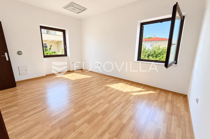 Krk, Mesto Krk, ZA NAJEM, center mesta, poslovni prostor 150 m², vrt - 10