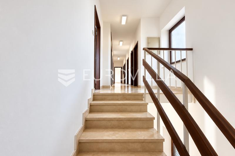 Krk, Mesto Krk, ZA NAJEM, center mesta, poslovni prostor 150 m², vrt - 16